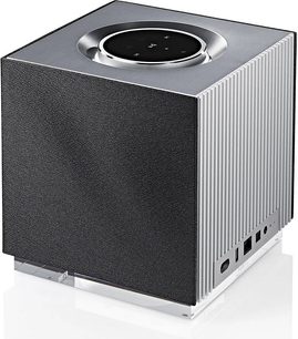Naim Audio Mu-so Qb trådløs højttaler, sort, set forfra i perspektiv, kubisk kabinet med frontgitter og drejeknap på toppen