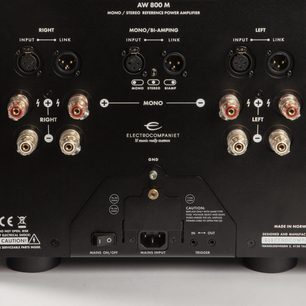 Wzmacniacz mocy stereo/mono Electrocompaniet AW800M, widok z przodu, złącza i elementy sterujące w zbliżeniu