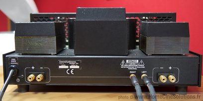 Černý stereofonní výkonový zesilovač Conrad-Johnson Premier Eleven, pohled zepředu, se dvěma ovládacími knoflíky a konektory na zadní straně
