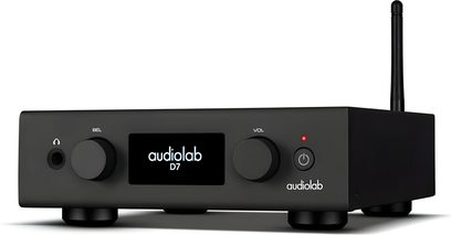 Audiolab D7 melns alumīnija audio DAC pārveidotājs, kompakts taisnstūrveida korpuss, skatā no trīs ceturtdaļām priekšpuses, ar centrālo ekrānu, kurā redzams logotips, divām grozāmajām pogām izvēlei un skaļumam, austiņu ligzdu pa kreisi, ieslēgšanas pogu un sarkanu LED pa labi, vertikālu antenu aizmugurē