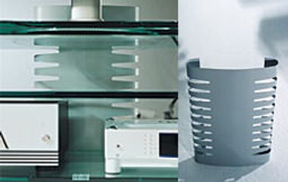 Schroers & Schroers Fly Plasma Plus hvid audio-/videomøbel med buede hylder, cirkulære åbninger og skuffe