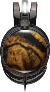 Lukket, kablet hi-fi hovedtelefon Audio Technica ATH-AWKG, set ovenfra, venstre ørekop i træ med brunt og sort mønster, brun polstret hovedbøjle, sort kabel