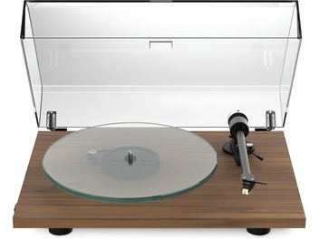 Hi-fi pladespiller Pro-Ject T2 valnød set forfra med gennemsigtigt låg løftet, glasplade og sort tonearm