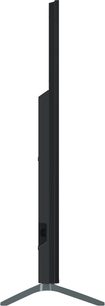 Panasonic TV-75W95AEG højdefinitionsfjernsyn, set fra siden, ultratynd sort skærm, sølvfarvet metalfod