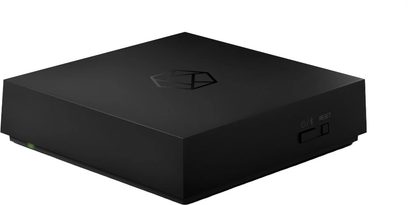 Síťový audio přehrávač Rose RW800 černý s čistým obdélníkovým designem, pohled ze tří čtvrtin s logem nahoře