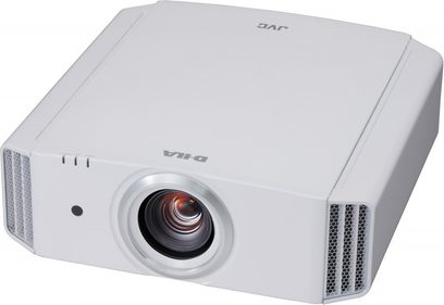 JVC DLA-X55WE baltasis projektorius, šiek tiek įstrižai iš priekio, stačiakampio formos su apvalintais kampais, išcentrinis objektyvas