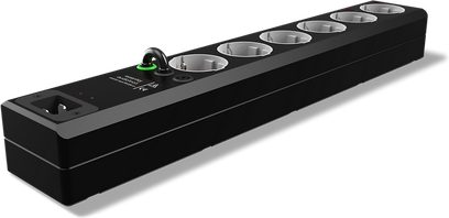 Sort EAT Essential Audio Tools MM6+ multistik med 6 stik og en grøn kontakt, set ovenfra i perspektiv