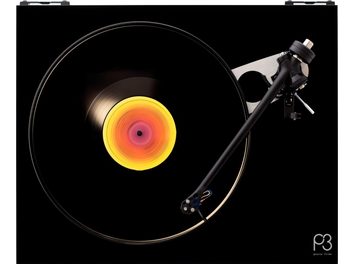 Giradischi hi-fi Rega Planar 3 nero con disco in vinile colorato, braccio di lettura nero, vista dall'alto, sfondo nero