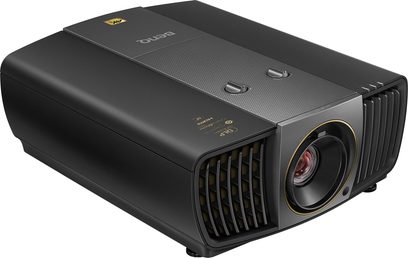 Benq X12000 sort videoprojektor, set forfra og tre kvarter, linse til højre, ventilationsriste øverst
