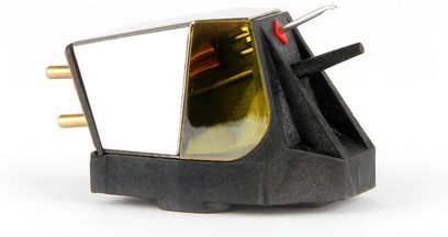 Celulă platou viniluri Rega Nd7, vedere laterală, carcasă neagră, elemente metalice aurii, vârf argintiu, conectori spate