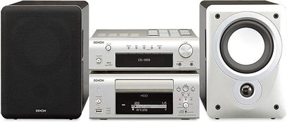Denon DF-103 mini hi-fi-anlæg, sølvfarvet centrumenhed, to sorte højttalere, set forfra på hvid baggrund