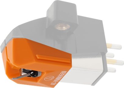 Diamant pro vinylový gramofon AT-VMN95EN, černý úhlový trup, oranžový kryt, viditelná jehla, pozlacené kovové konektory vzadu