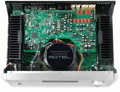 Rotel RA-1572 sidabrinės spalvos hi-fi stereo stiprintuvas, priekinis vidinis vaizdas, žalios elektroninės grandinės, juodas radiatorius, transformatorius