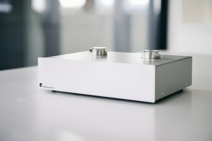Weißer Hi-Fi-Audioverstärker im minimalistischen Design mit zwei Metallknöpfen, Dreiviertelansicht