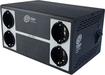 Torus Power PB2 strømkonditionering i sort med 4 runde stikkontakter, sideafbryder og synligt logo på siden