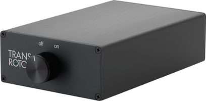 Phono predzosilňovač Transrotor Phono Studio čierny z brúseného hliníka, kompaktné obdĺžnikové puzdro z pohľadu z pravého predného uhla, s čelným panelom s čiernym otočným ovládačom v strede, zelenou LED diódou a štyrmi rohovými skrutkami