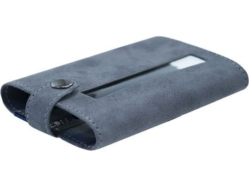 Gri süet iFi Audio xDSD Gryphon kılıfı, üç çeyrek açıdan görünüm, dikdörtgen kesim ve çıtçıtlı kapak