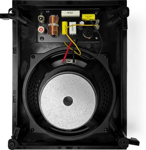 Væghøjttaler INFINITE IW8 set bagfra, elektroniske komponenter, røde, sorte og gule ledninger, sort ramme