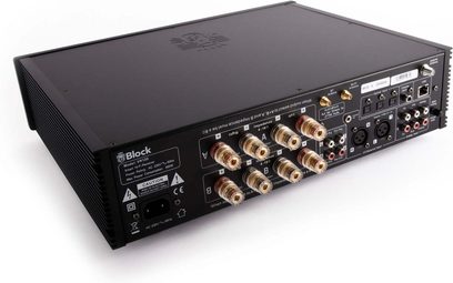 Ενισχυτής hi-fi ολοκληρωμένος στερεοφωνικός Block VR-120 μαύρος μεταλλικός, οπίσθια προοπτική, με πλευρικούς πτερυγιοφόρους διαχύτες θερμότητας, οκτώ επίχρυσες υποδοχές ηχείων, συνδέσεις RCA, XLR και RJ45, καθώς και υποδοχή ρεύματος.