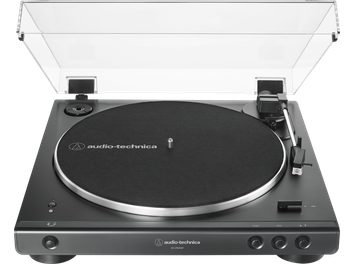 Czarny gramofon Audio Technica AT-LP60XBT widziany od frontu, z podniesioną przezroczystą pokrywą, srebrnym talerzem i ramieniem