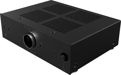 Стереофонічний hi‑fi підсилювач Onkyo ICON A-50 у чорному металі, вигляд під кутом спереду, регулятор гучності, вентиляційні решітки зверху, роз’єм для навушників