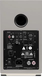 Tilkoblet høyttaler Triangle AIO TWIN i grålin. Svart bakside med audio- og nettverkskontakter, volumknapp og strømknapp