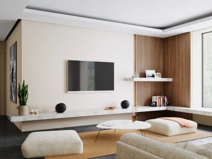 Moderne stue med sofa, sofabord, træ-TV-møbel, sorte højttalere, vægmonteret TV, beige tæppe og grønne planter