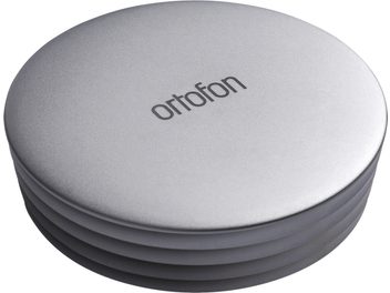 Estabilizador de discos para tocadiscos Ortofon Record plateado, vista en ángulo, superficie superior lisa, lados ranurados