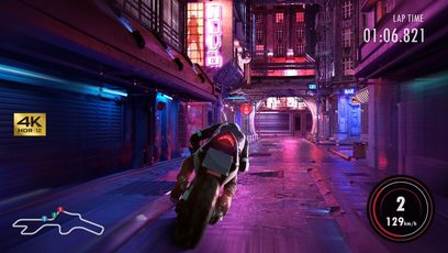 Rød motorcykel i en mørk og futuristisk gyde med blå og røde neonlys, en hastighedsmåler og et stopur