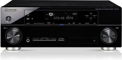 Pioneer VSX-920 sort hjemmebiografsforstærker, set forfra, blå display "BTS-HD MSTR", sølvfarvede knapper og drejeknapper