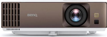 Benq W1800 videoprojektor set forfra, grå kabinet med sorte gitre, centreret objektiv, infrarød sensor og 4K HDR-logo