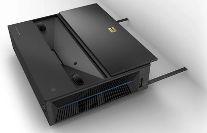 Benq V6050 videoprojektor i mat sort, 3/4 bagudvendt visning, ventilationsgitre, tilslutningsporte, gylden logo