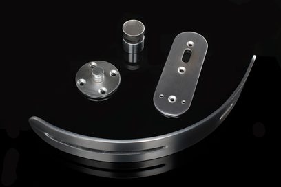 Lenktas metalinis sieninis laikiklis su 4 apvaliais ir ovaliomis metalo detalėmis, skirtas sferinių garsiakalbių tvirtinimui