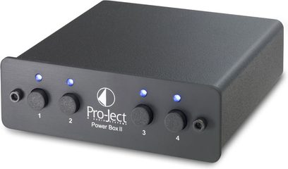 Rektangulært mat sort kabinet med 4 blå LED-lys, 4 jackstik og "Pro-Ject Power Box II"-logo i hvidt