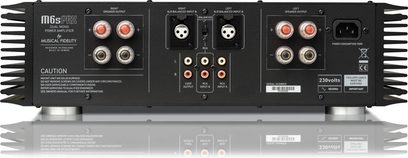Højfidelitets effektforstærker M6s PRX med RCA- og XLR-stik, højttalerudgange, strømstik og sidefinner
