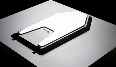 Rega Isis CDP CD-Player, Draufsicht, rechteckiges weißes Gehäuse mit schwarzer Front, erhabenes "Rega"-Logo