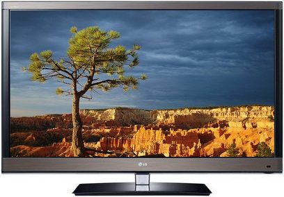 Televizor LG 55LW570S s plochou obrazovkou zobrazující pouštní krajinu s listnatým stromem v popředí na pozadí zatažené oblohy