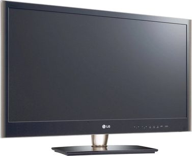 Fladskærms-TV fra LG, model 26LV5500, med rektangulær sort skærm, stående på en sølvfarvet metalfod, set forfra