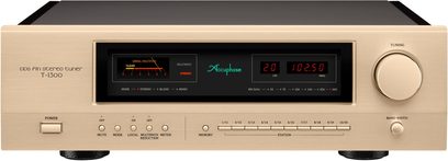 Accuphase T-1300, FM tuner z pozlaceného kartáčovaného hliníku, pohled zepředu, velký pravý knoflík, LED displej s červenými diodami a VU metr