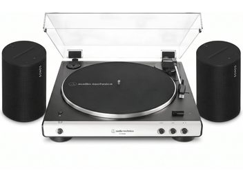 Svart Audio-Technica AT-LP60XBT-vinylspelare med transparent lock och två svarta Sonos-högtalare