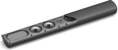 Sort, langstrakt GoldenEar SuperSat 60C centerkanal med 3 runde højttalere og 2 passive radiatorer, set forfra