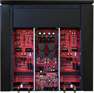 Forstærker fra Advance Paris X-P1200 sort, frontvisning af det indre, røde elektroniske kredsløb og komponenter