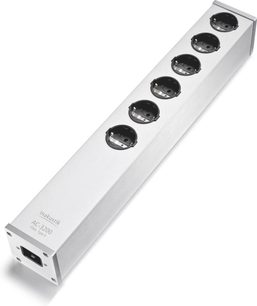 Listwa przeciwprzepięciowa Inakustik AC-3200 Filter Digital SCHUKO w srebrnym, szczotkowanym aluminium, widok z góry pod kątem, wyposażona w sześć czarnych gniazd Schuko ułożonych w rzędzie oraz złącze IEC na przednim panelu