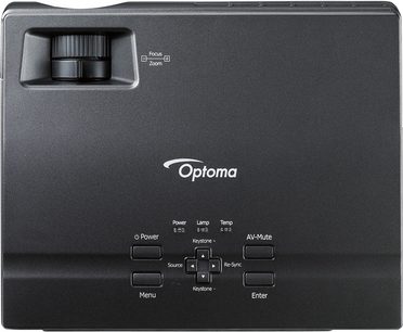 Optoma 7155 sort videoprojektor, set ovenfra, forfra med zoomobjektiv og kontrolknapper