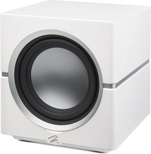 Caja de graves cúbica con altavoz circular central gris rodeado por un borde metálico, logotipo en la parte inferior, vista en ángulo