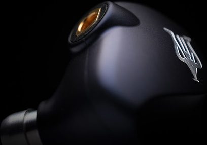 Sluchátka Meze Audio Rai Penta v otevřené konstrukci, černá barva, detailní pohled z pravého profilu, pravý náušník v popředí