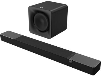 Bară de sunet Klipsch Flexus Core 300 neagră cu subwoofer cubic Sub 100 asortat, vedere din unghi de trei sferturi