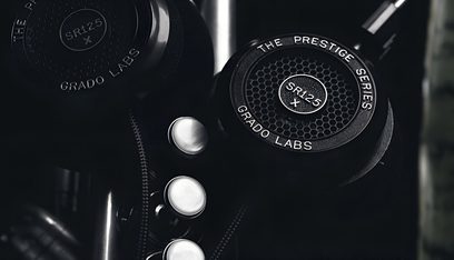 Åben hi-fi hovedtelefon Grado SR125x, tæt sidevinklet billede af højre ørekop med metalrist og skummemfor