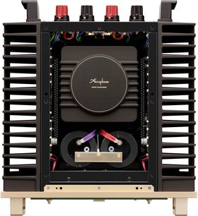 Integreret hi-fi stereo forstærker Accuphase P-7500, set forfra, med åben top, central transformer, røde og violette kabler, sorte sidevarmeafledere, røde og sorte tilslutningsterminaler øverst