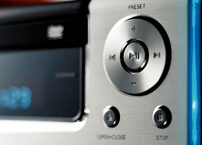 Philips MCD909 sølvfarvet CD-afspiller, nærbillede af frontpanelet med kontrolknapper og digitalt display
